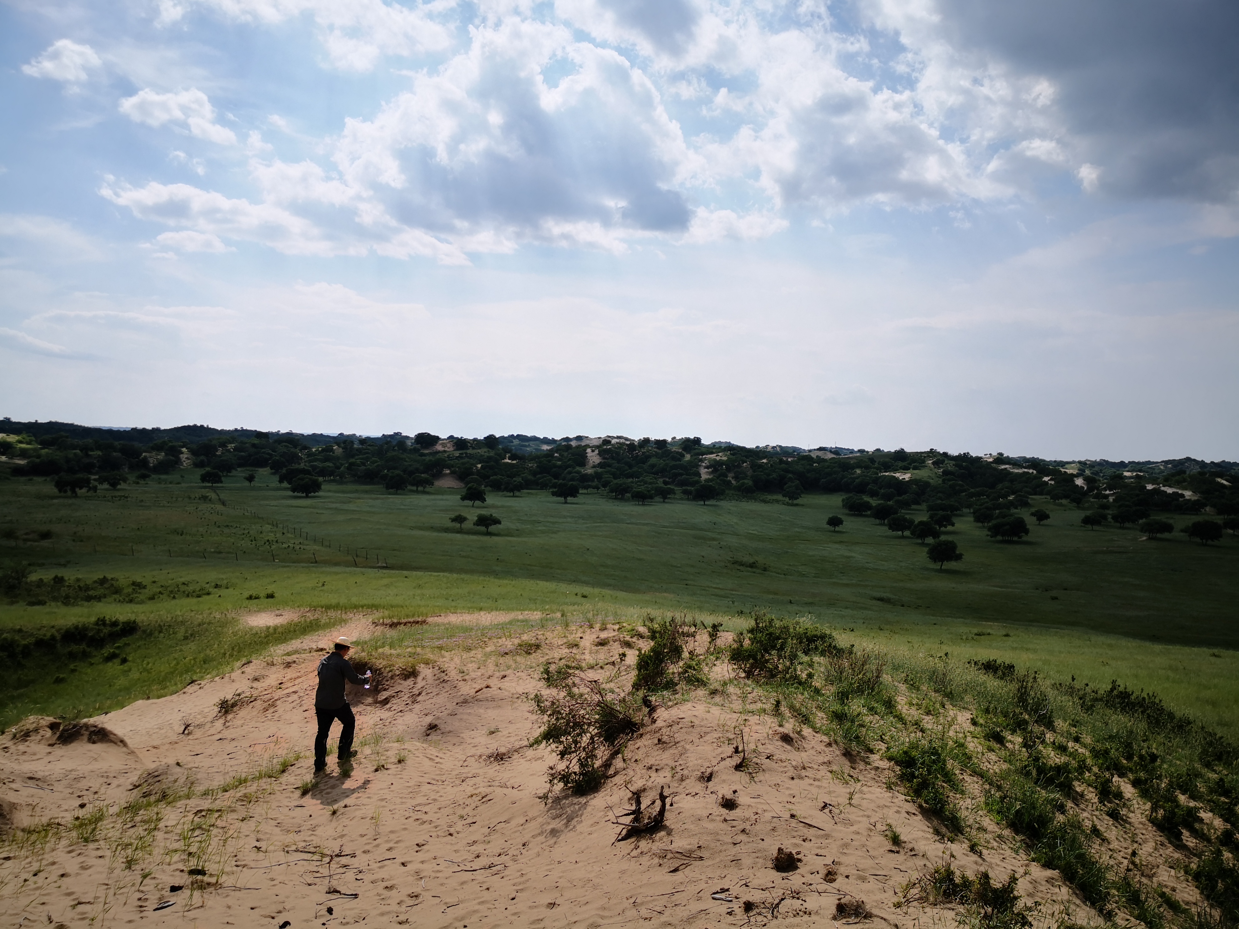 7.10-西拉木伦河边-张德国老师-余宁.jpg 7.10-西拉木伦河边-张德国老师-余宁.jpg