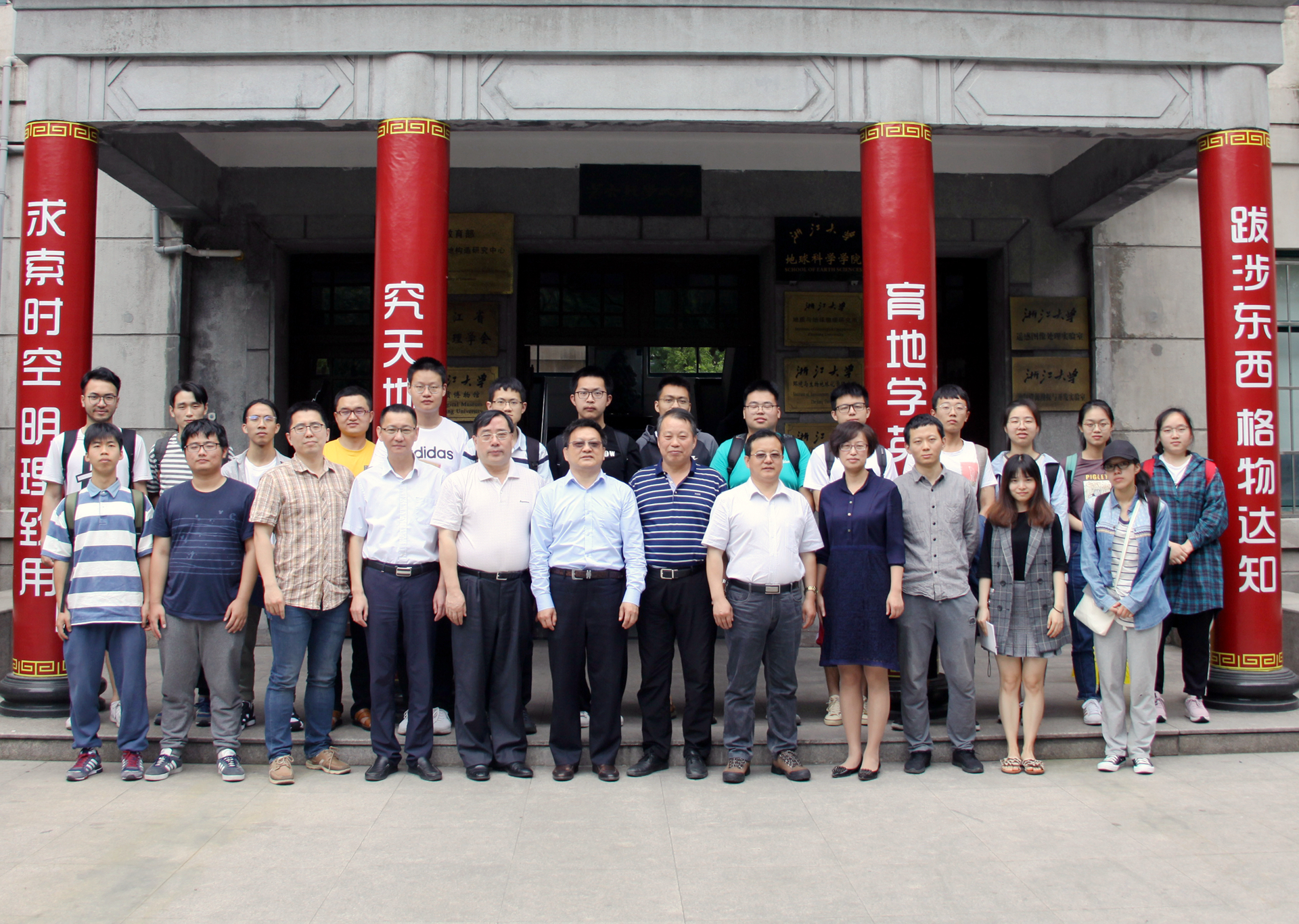 合影_副本.jpg 合影_副本.jpg